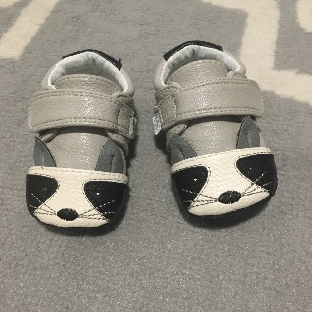 Super cute raccoon baby shoes!
